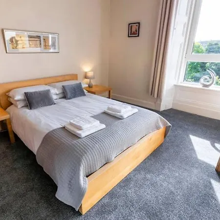☆ Bright, 2 Bedroom West End ☆