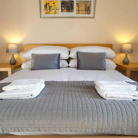 ☆ Bright, 2 Bedroom West End ☆