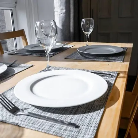 ☆ Bright, 2 Bedroom West End ☆ *