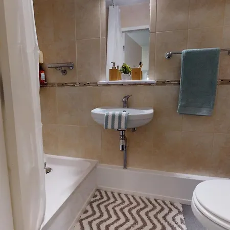 Stylish Private Bedroom At Parker House In Centre *
