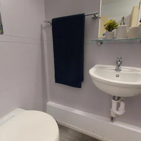 Stylish Private Bedroom At Parker House In Centre