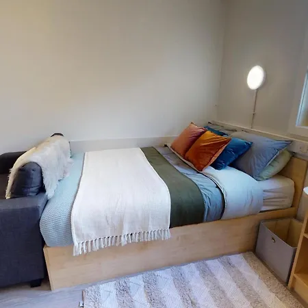 Stylish Private Bedroom At Parker House In Centre Albergue