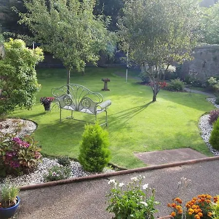 4 Bedroom / 2 Bathroom House In Desirable Area. * Dundee