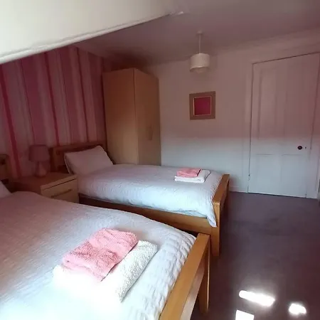 4 Bedroom / 2 Bathroom House In Desirable Area. Casa de férias Dundee