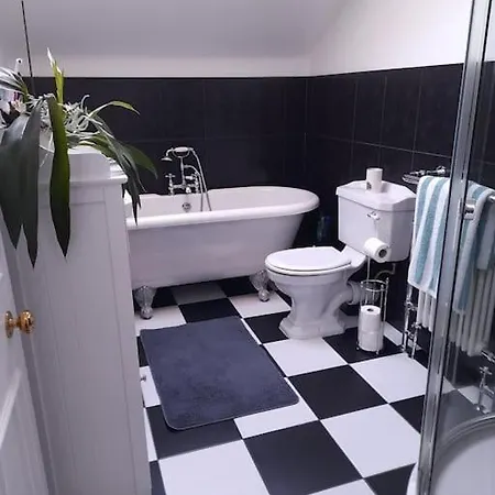 4 Bedroom / 2 Bathroom House In Desirable Area. Dundee
