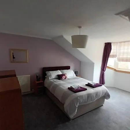 4 Bedroom / 2 Bathroom House In Desirable Area. *
