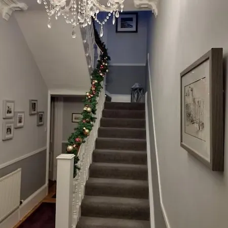 4 Bedroom / 2 Bathroom House In Desirable Area. Dundee