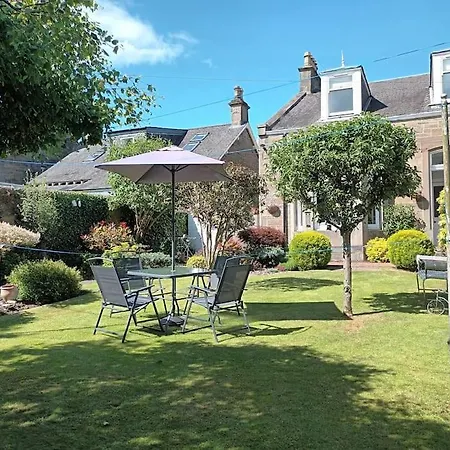 4 Bedroom / 2 Bathroom House In Desirable Area. * Dundee
