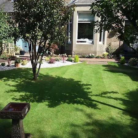 4 Bedroom / 2 Bathroom House In Desirable Area. Casa de férias