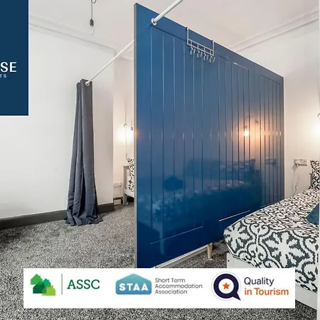 Aparthotel Law 3 - Digs - 2 Rooms, 4 Double Beds, Fully Equipped, Free Parking, Wifi, 3Xsmart Tvs, Groups, Families, Food, Shops, Bars, Centrally Located, Price Match Gaurantee, Short Or Long Stays, Weekly Or Monthly Rates Available By Sunrise Short Lets Dundee