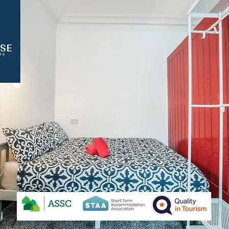 Law 3 - Digs - 2 Rooms, 4 Double Beds, Fully Equipped, Free Parking, Wifi, 3Xsmart Tvs, Groups, Families, Food, Shops, Bars, Centrally Located, Price Match Gaurantee, Short Or Long Stays, Weekly Or Monthly Rates Available By Sunrise Short Lets