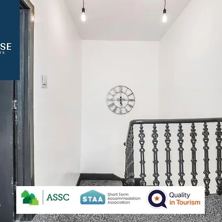 Law 3 - Digs - 2 Rooms, 4 Double Beds, Fully Equipped, Free Parking, Wifi, 3Xsmart Tvs, Groups, Families, Food, Shops, Bars, Centrally Located, Price Match Gaurantee, Short Or Long Stays, Weekly Or Monthly Rates Available By Sunrise Short Lets Aparthotel *