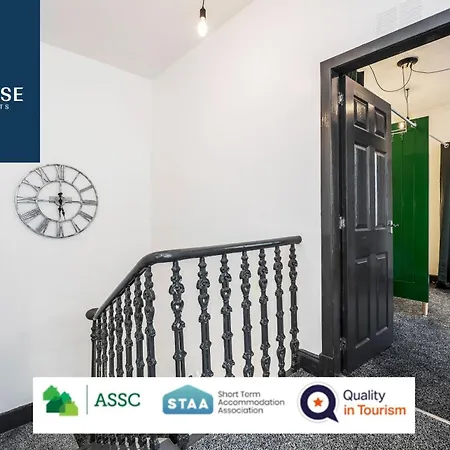 Law 3 - Digs - 2 Rooms, 4 Double Beds, Fully Equipped, Free Parking, Wifi, 3Xsmart Tvs, Groups, Families, Food, Shops, Bars, Centrally Located, Price Match Gaurantee, Short Or Long Stays, Weekly Or Monthly Rates Available By Sunrise Short Lets Aparthotel Dundee