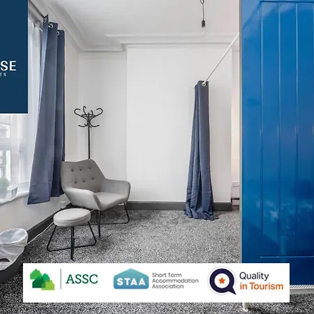 Law 3 - Digs - 2 Rooms, 4 Double Beds, Fully Equipped, Free Parking, Wifi, 3Xsmart Tvs, Groups, Families, Food, Shops, Bars, Centrally Located, Price Match Gaurantee, Short Or Long Stays, Weekly Or Monthly Rates Available By Sunrise Short Lets Aparthotel