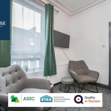 Law 3 - Digs - 2 Rooms, 4 Double Beds, Fully Equipped, Free Parking, Wifi, 3Xsmart Tvs, Groups, Families, Food, Shops, Bars, Centrally Located, Price Match Gaurantee, Short Or Long Stays, Weekly Or Monthly Rates Available By Sunrise Short Lets *
