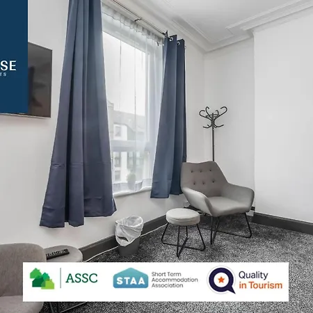 Aparthotel Law 3 - Digs - 2 Rooms, 4 Double Beds, Fully Equipped, Free Parking, Wifi, 3Xsmart Tvs, Groups, Families, Food, Shops, Bars, Centrally Located, Price Match Gaurantee, Short Or Long Stays, Weekly Or Monthly Rates Available By Sunrise Short Lets Dundee