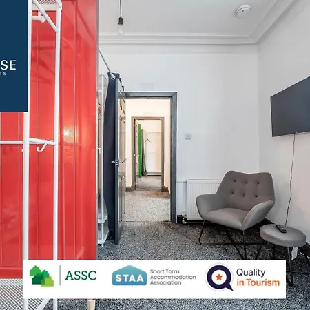 Law 3 - Digs - 2 Rooms, 4 Double Beds, Fully Equipped, Free Parking, Wifi, 3Xsmart Tvs, Groups, Families, Food, Shops, Bars, Centrally Located, Price Match Gaurantee, Short Or Long Stays, Weekly Or Monthly Rates Available By Sunrise Short Lets * Dundee