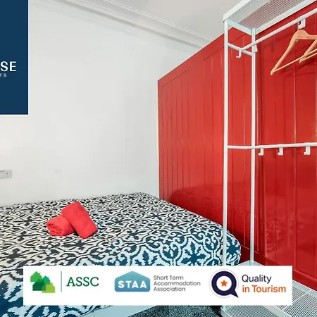 Law 3 - Digs - 2 Rooms, 4 Double Beds, Fully Equipped, Free Parking, Wifi, 3Xsmart Tvs, Groups, Families, Food, Shops, Bars, Centrally Located, Price Match Gaurantee, Short Or Long Stays, Weekly Or Monthly Rates Available By Sunrise Short Lets