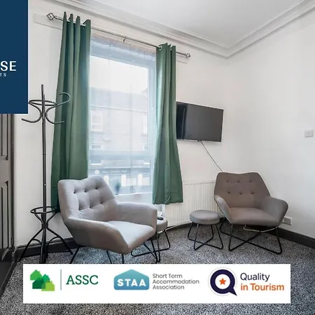 Aparthotel Law 3 - Digs - 2 Rooms, 4 Double Beds, Fully Equipped, Free Parking, Wifi, 3Xsmart Tvs, Groups, Families, Food, Shops, Bars, Centrally Located, Price Match Gaurantee, Short Or Long Stays, Weekly Or Monthly Rates Available By Sunrise Short Lets Dundee
