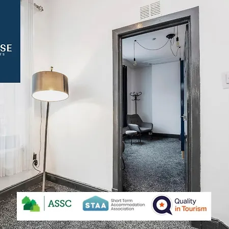 Law 3 - Digs - 2 Rooms, 4 Double Beds, Fully Equipped, Free Parking, Wifi, 3Xsmart Tvs, Groups, Families, Food, Shops, Bars, Centrally Located, Price Match Gaurantee, Short Or Long Stays, Weekly Or Monthly Rates Available By Sunrise Short Lets Dundee