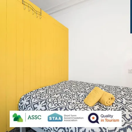 Aparthotel Law 3 - Digs - 2 Rooms, 4 Double Beds, Fully Equipped, Free Parking, Wifi, 3Xsmart Tvs, Groups, Families, Food, Shops, Bars, Centrally Located, Price Match Gaurantee, Short Or Long Stays, Weekly Or Monthly Rates Available By Sunrise Short Lets *