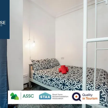 Law 3 - Digs - 2 Rooms, 4 Double Beds, Fully Equipped, Free Parking, Wifi, 3Xsmart Tvs, Groups, Families, Food, Shops, Bars, Centrally Located, Price Match Gaurantee, Short Or Long Stays, Weekly Or Monthly Rates Available By Sunrise Short Lets *