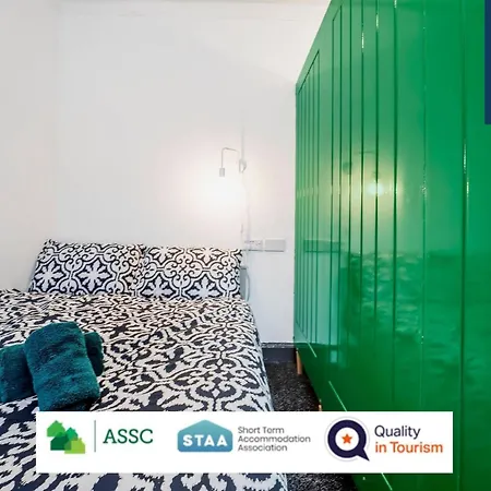 Law 3 - Digs - 2 Rooms, 4 Double Beds, Fully Equipped, Free Parking, Wifi, 3Xsmart Tvs, Groups, Families, Food, Shops, Bars, Centrally Located, Price Match Gaurantee, Short Or Long Stays, Weekly Or Monthly Rates Available By Sunrise Short Lets