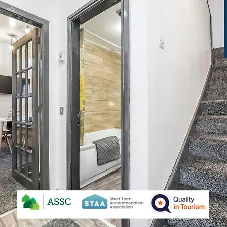 Law 3 - Digs - 2 Rooms, 4 Double Beds, Fully Equipped, Free Parking, Wifi, 3Xsmart Tvs, Groups, Families, Food, Shops, Bars, Centrally Located, Price Match Gaurantee, Short Or Long Stays, Weekly Or Monthly Rates Available By Sunrise Short Lets Dundee