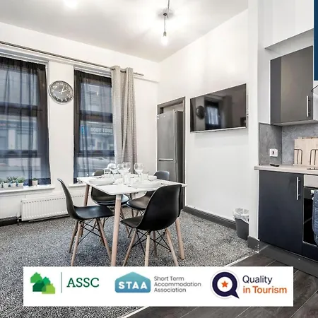 Law 3 - Digs - 2 Rooms, 4 Double Beds, Fully Equipped, Free Parking, Wifi, 3Xsmart Tvs, Groups, Families, Food, Shops, Bars, Centrally Located, Price Match Gaurantee, Short Or Long Stays, Weekly Or Monthly Rates Available By Sunrise Short Lets * Dundee