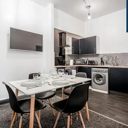 Law 3 - Digs - 2 Rooms, 4 Double Beds, Fully Equipped, Free Parking, Wifi, 3Xsmart Tvs, Groups, Families, Food, Shops, Bars, Centrally Located, Price Match Gaurantee, Short Or Long Stays, Weekly Or Monthly Rates Available By Sunrise Short Lets Aparthotel