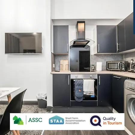 Aparthotel Law 3 - Digs - 2 Rooms, 4 Double Beds, Fully Equipped, Free Parking, Wifi, 3Xsmart Tvs, Groups, Families, Food, Shops, Bars, Centrally Located, Price Match Gaurantee, Short Or Long Stays, Weekly Or Monthly Rates Available By Sunrise Short Lets *