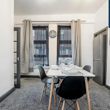 Law 3 - Digs - 2 Rooms, 4 Double Beds, Fully Equipped, Free Parking, Wifi, 3Xsmart Tvs, Groups, Families, Food, Shops, Bars, Centrally Located, Price Match Gaurantee, Short Or Long Stays, Weekly Or Monthly Rates Available By Sunrise Short Lets