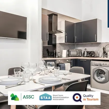 Law 3 - Digs - 2 Rooms, 4 Double Beds, Fully Equipped, Free Parking, Wifi, 3Xsmart Tvs, Groups, Families, Food, Shops, Bars, Centrally Located, Price Match Gaurantee, Short Or Long Stays, Weekly Or Monthly Rates Available By Sunrise Short Lets Dundee