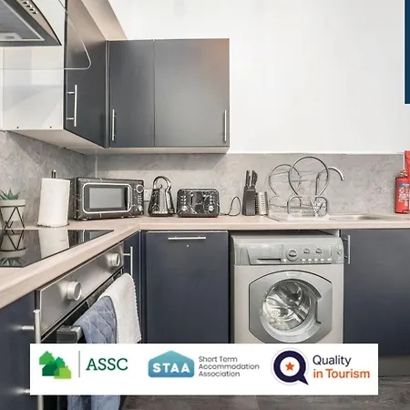 Aparthotel Law 3 - Digs - 2 Rooms, 4 Double Beds, Fully Equipped, Free Parking, Wifi, 3Xsmart Tvs, Groups, Families, Food, Shops, Bars, Centrally Located, Price Match Gaurantee, Short Or Long Stays, Weekly Or Monthly Rates Available By Sunrise Short Lets *