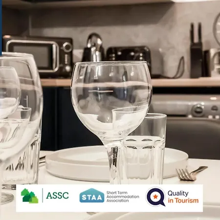 Law 3 - Digs - 2 Rooms, 4 Double Beds, Fully Equipped, Free Parking, Wifi, 3Xsmart Tvs, Groups, Families, Food, Shops, Bars, Centrally Located, Price Match Gaurantee, Short Or Long Stays, Weekly Or Monthly Rates Available By Sunrise Short Lets *