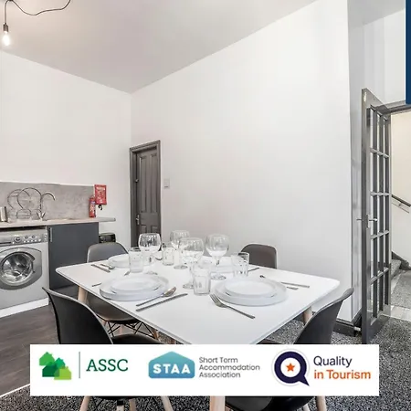 Law 3 - Digs - 2 Rooms, 4 Double Beds, Fully Equipped, Free Parking, Wifi, 3Xsmart Tvs, Groups, Families, Food, Shops, Bars, Centrally Located, Price Match Gaurantee, Short Or Long Stays, Weekly Or Monthly Rates Available By Sunrise Short Lets Aparthotel *