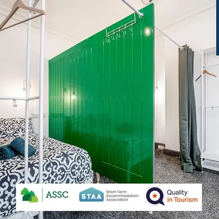 Aparthotel Law 3 - Digs - 2 Rooms, 4 Double Beds, Fully Equipped, Free Parking, Wifi, 3Xsmart Tvs, Groups, Families, Food, Shops, Bars, Centrally Located, Price Match Gaurantee, Short Or Long Stays, Weekly Or Monthly Rates Available By Sunrise Short Lets Dundee