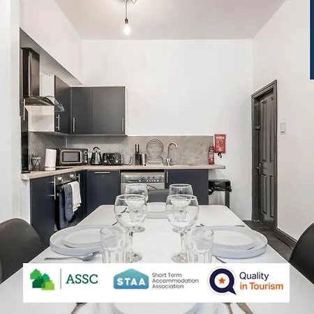Aparthotel Law 3 - Digs - 2 Rooms, 4 Double Beds, Fully Equipped, Free Parking, Wifi, 3Xsmart Tvs, Groups, Families, Food, Shops, Bars, Centrally Located, Price Match Gaurantee, Short Or Long Stays, Weekly Or Monthly Rates Available By Sunrise Short Lets