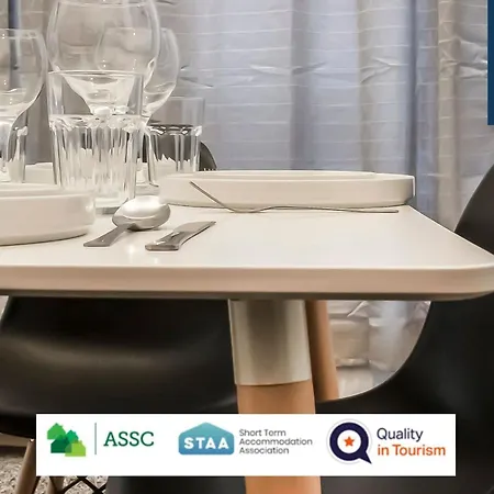 Law 3 - Digs - 2 Rooms, 4 Double Beds, Fully Equipped, Free Parking, Wifi, 3Xsmart Tvs, Groups, Families, Food, Shops, Bars, Centrally Located, Price Match Gaurantee, Short Or Long Stays, Weekly Or Monthly Rates Available By Sunrise Short Lets Aparthotel