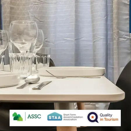 Law 3 - Digs - 2 Rooms, 4 Double Beds, Fully Equipped, Free Parking, Wifi, 3Xsmart Tvs, Groups, Families, Food, Shops, Bars, Centrally Located, Price Match Gaurantee, Short Or Long Stays, Weekly Or Monthly Rates Available By Sunrise Short Lets Aparthotel *