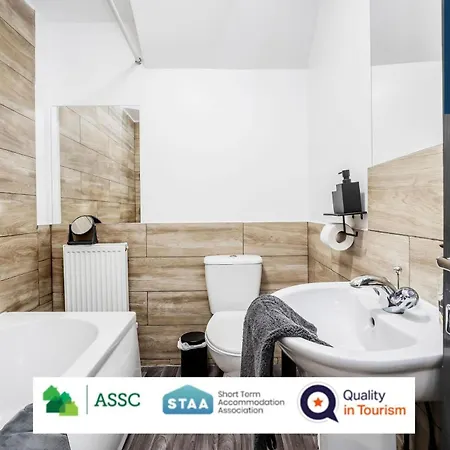 Law 3 - Digs - 2 Rooms, 4 Double Beds, Fully Equipped, Free Parking, Wifi, 3Xsmart Tvs, Groups, Families, Food, Shops, Bars, Centrally Located, Price Match Gaurantee, Short Or Long Stays, Weekly Or Monthly Rates Available By Sunrise Short Lets