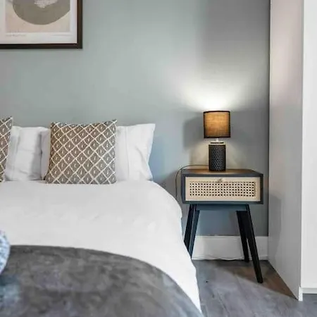 Seagate Heights Large, Stylish, Centre Flat * Dundee