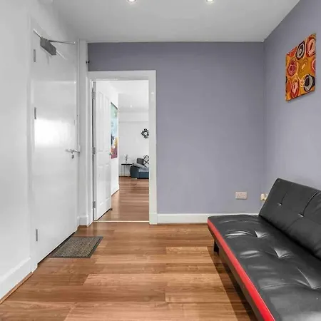 Seagate Heights Large, Stylish, Centre Flat * Dundee