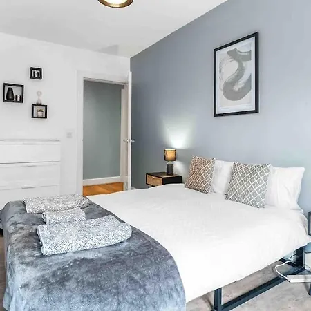 Seagate Heights Large, Stylish, Centre Flat