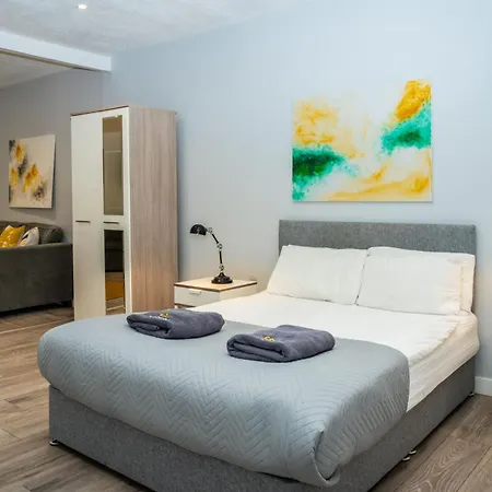 Serviced Apartments: Cozy 2-bedroom Near Centre & Transport Apartamento