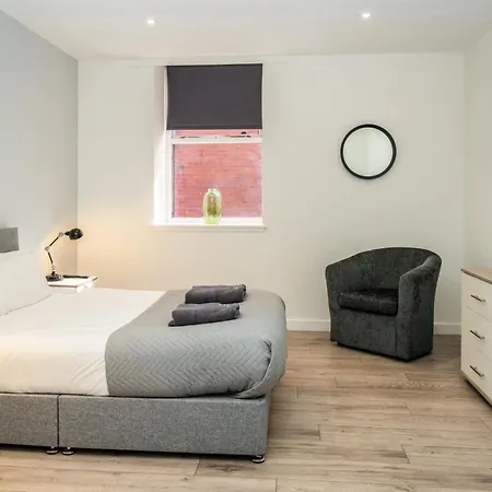 Serviced Apartments: Cozy 2-bedroom Near Centre & Transport *