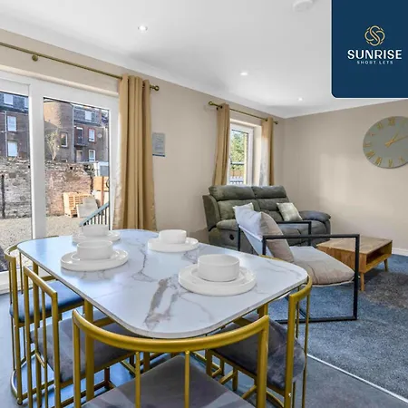 L1 - Large 4 Bedroom House With 6 Beds And 3 Bathrooms, Tvs In Each Room, Free Parking, Fully Equipped, Local Amenities, Easy Ring Road Access, Special Rates, Invoice And Reduced Price Only Via Sunrise Short Lets * Dundee