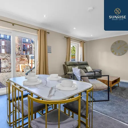 L1 - Large 4 Bedroom House With 6 Beds And 3 Bathrooms, Tvs In Each Room, Free Parking, Fully Equipped, Local Amenities, Easy Ring Road Access, Special Rates, Invoice And Reduced Price Only Via Sunrise Short Lets Villa