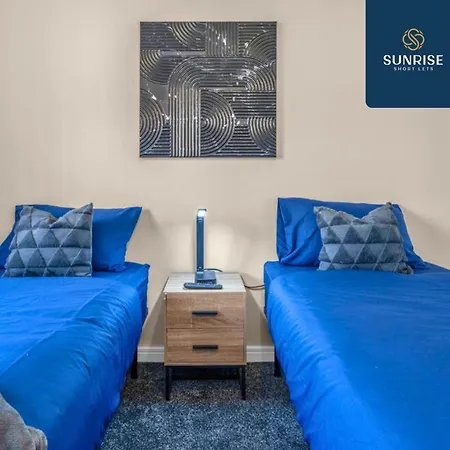 Villa L1 - Large 4 Bedroom House With 6 Beds And 3 Bathrooms, Tvs In Each Room, Free Parking, Fully Equipped, Local Amenities, Easy Ring Road Access, Special Rates, Invoice And Reduced Price Only Via Sunrise Short Lets Dundee