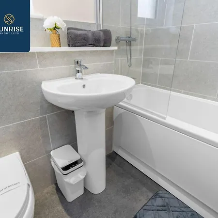 Villa L1 - Large 4 Bedroom House With 6 Beds And 3 Bathrooms, Tvs In Each Room, Free Parking, Fully Equipped, Local Amenities, Easy Ring Road Access, Special Rates, Invoice And Reduced Price Only Via Sunrise Short Lets